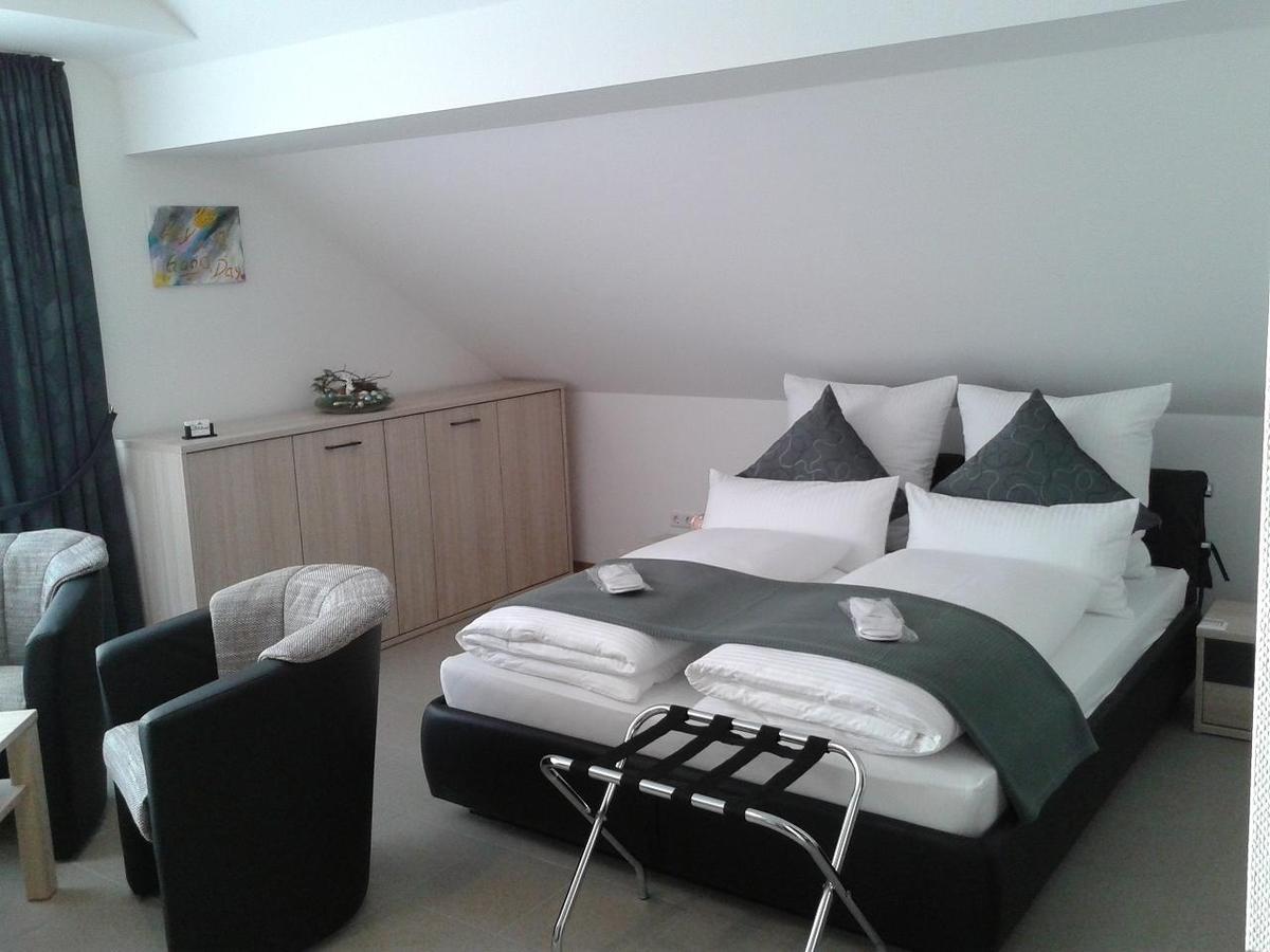 DZT-Schwarzwaldhotel garni Unterkirnach Zimmer foto